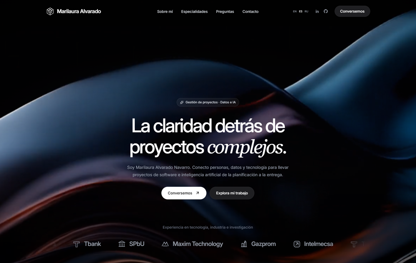 Captura real de la web de Marilaura Alvarado: portada en español con fondo abstracto, navegación y el título La claridad detrás de proyectos complejos.